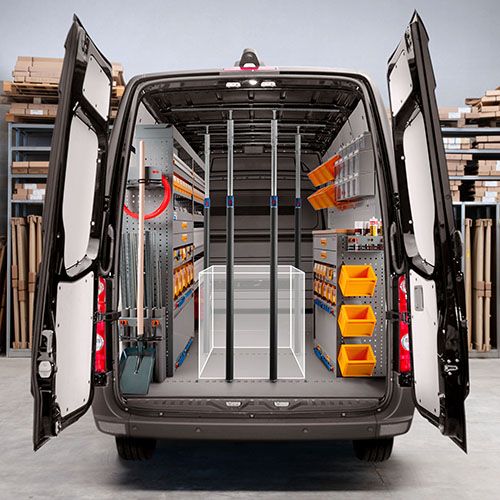 Välorganiserad skåpbil med hyllsystem och verktygsförvaring bakifrån.
